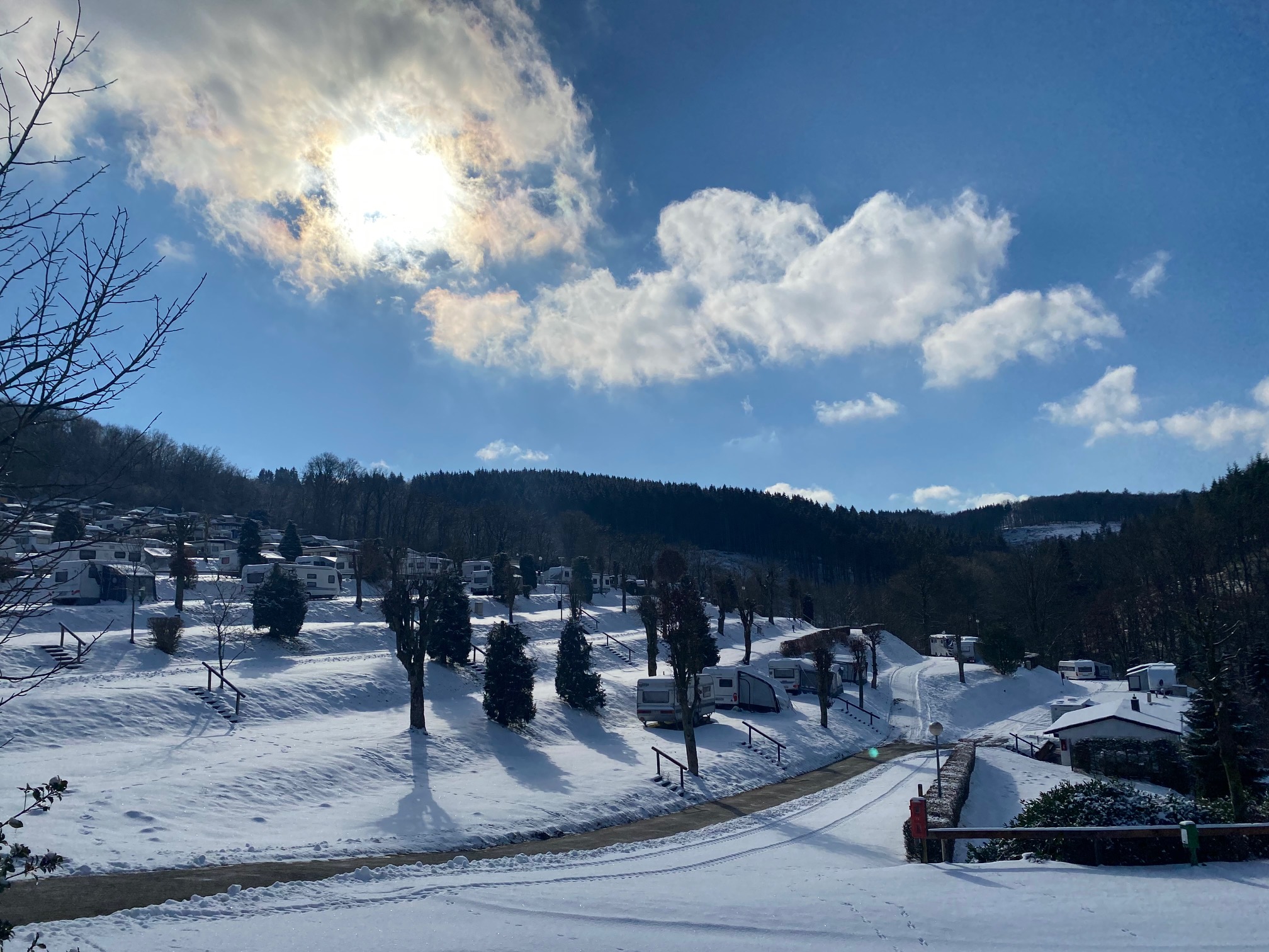 Touristikstellplatz mit Wohnwage, Sitzgruppe, Gast und Blick auf Listersee