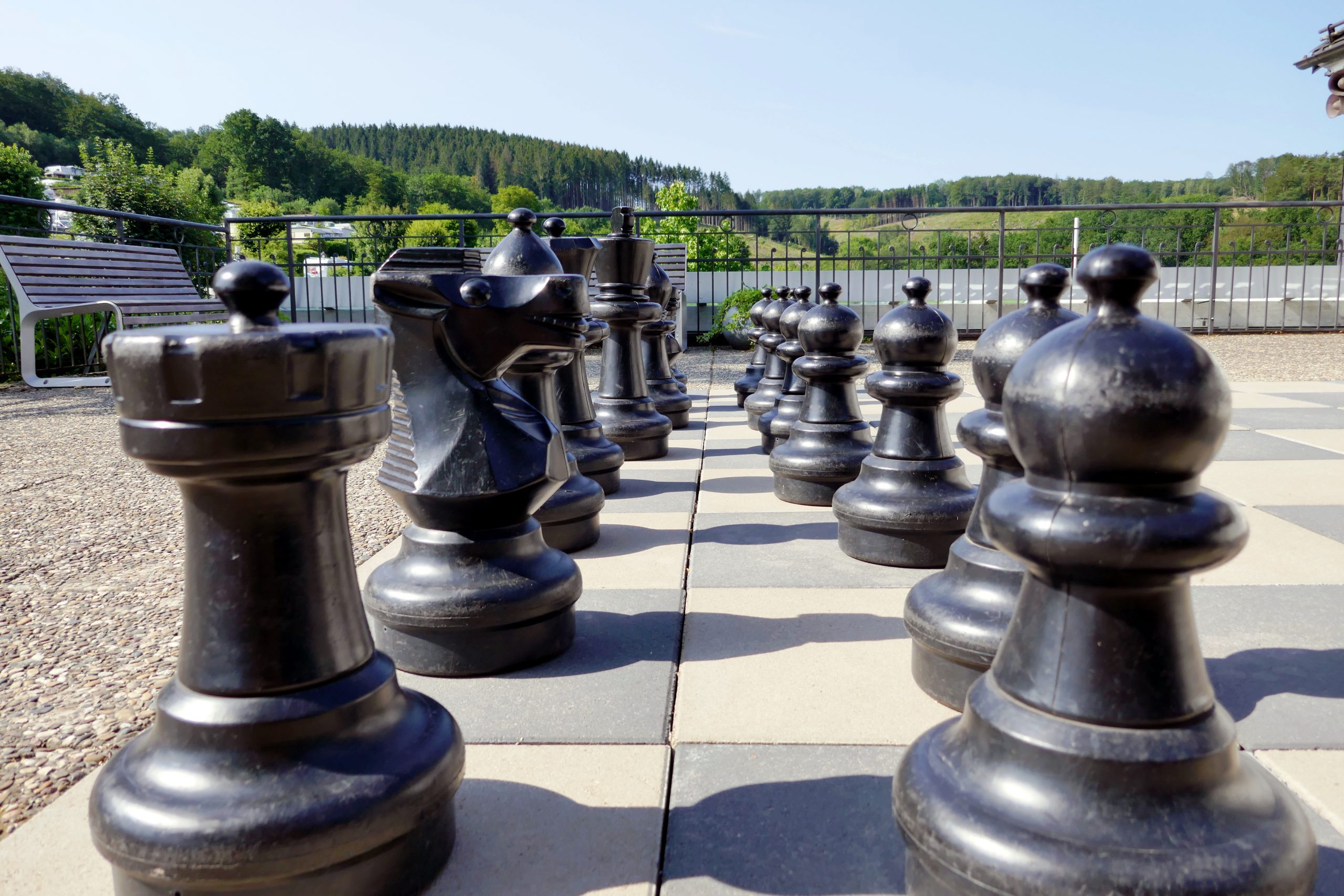 Übergroße Schachfiguren auf dem Outdoor-Schachfeld