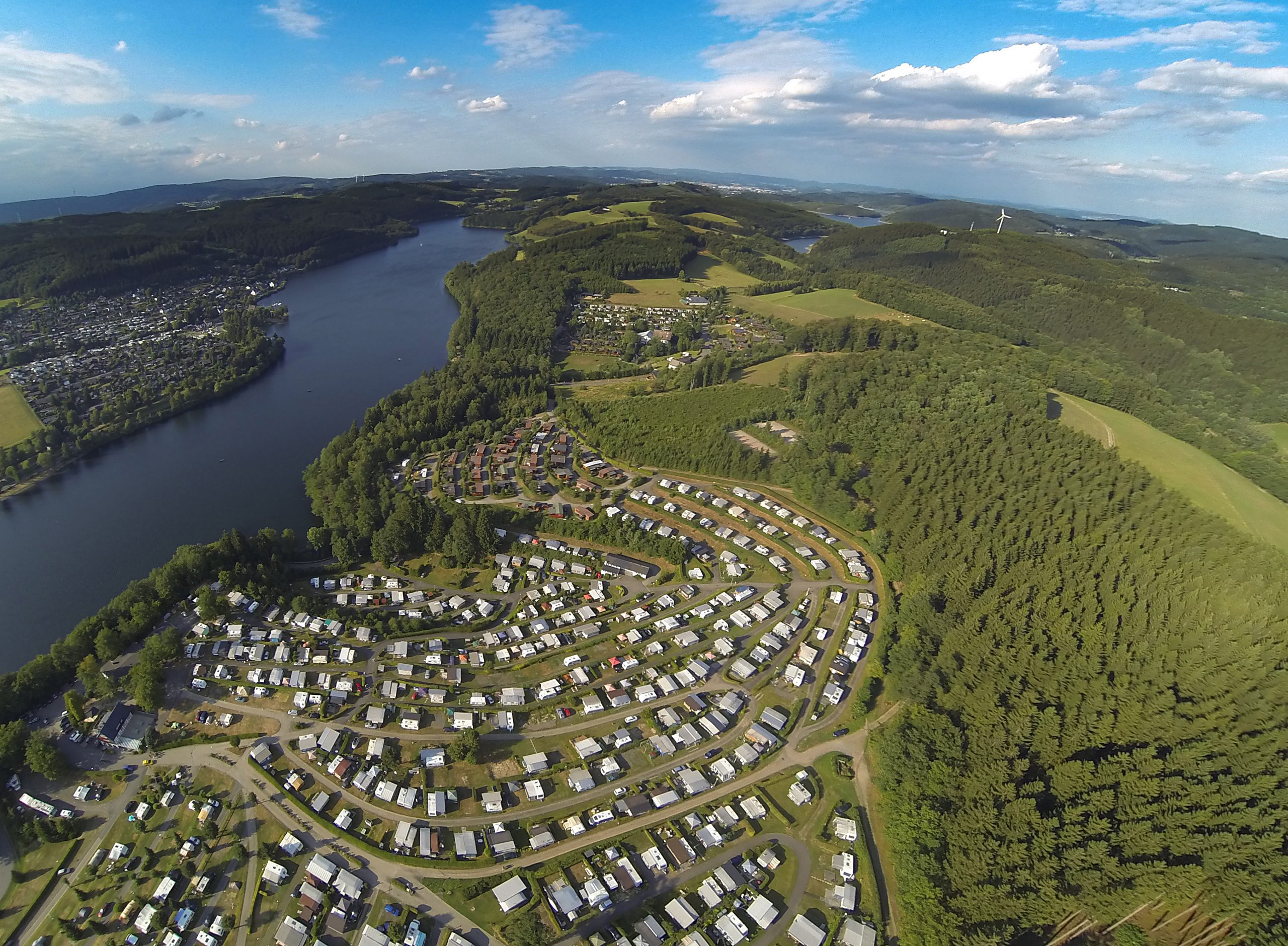 Schöner Wohnwagen mit Vorzelt