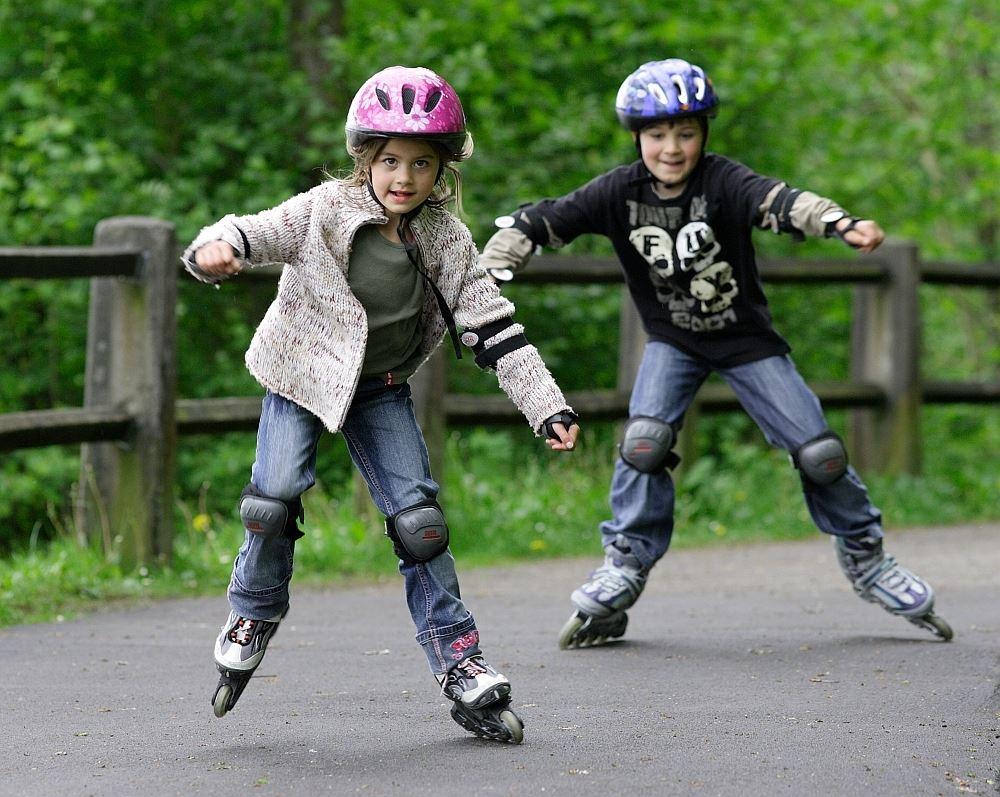 Mädchen und Junge beim Inline-Skaten